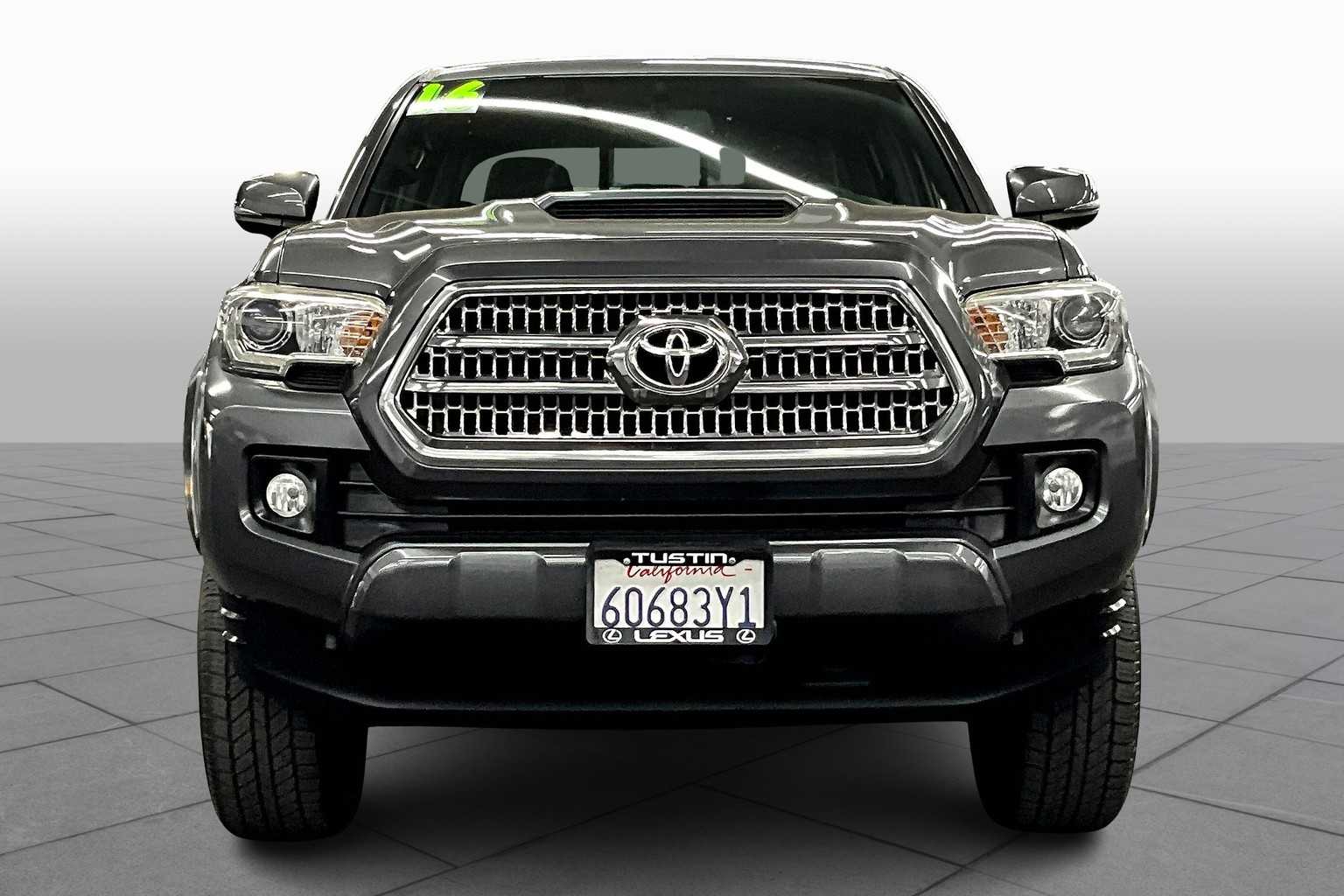 2016 Toyota Tacoma TRD Sport photo 3