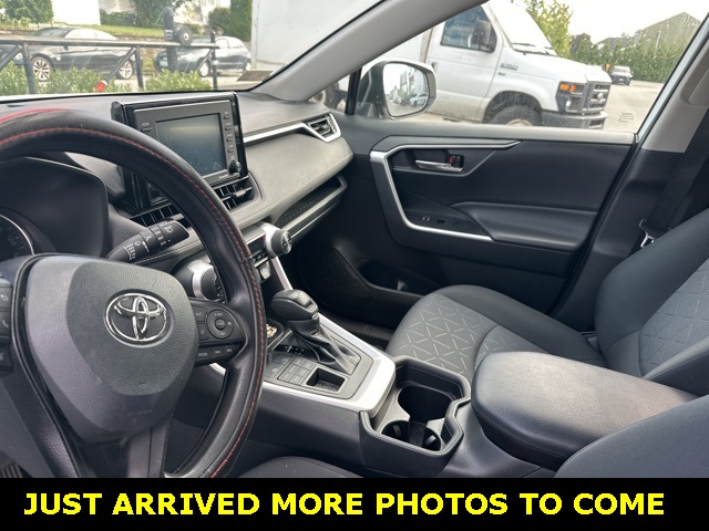 2021 Toyota RAV4 XLE photo 3