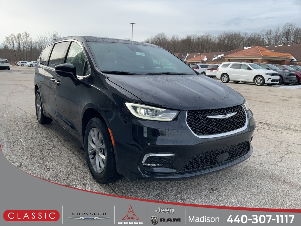 2026 Chrysler Pacifica Limited's photo