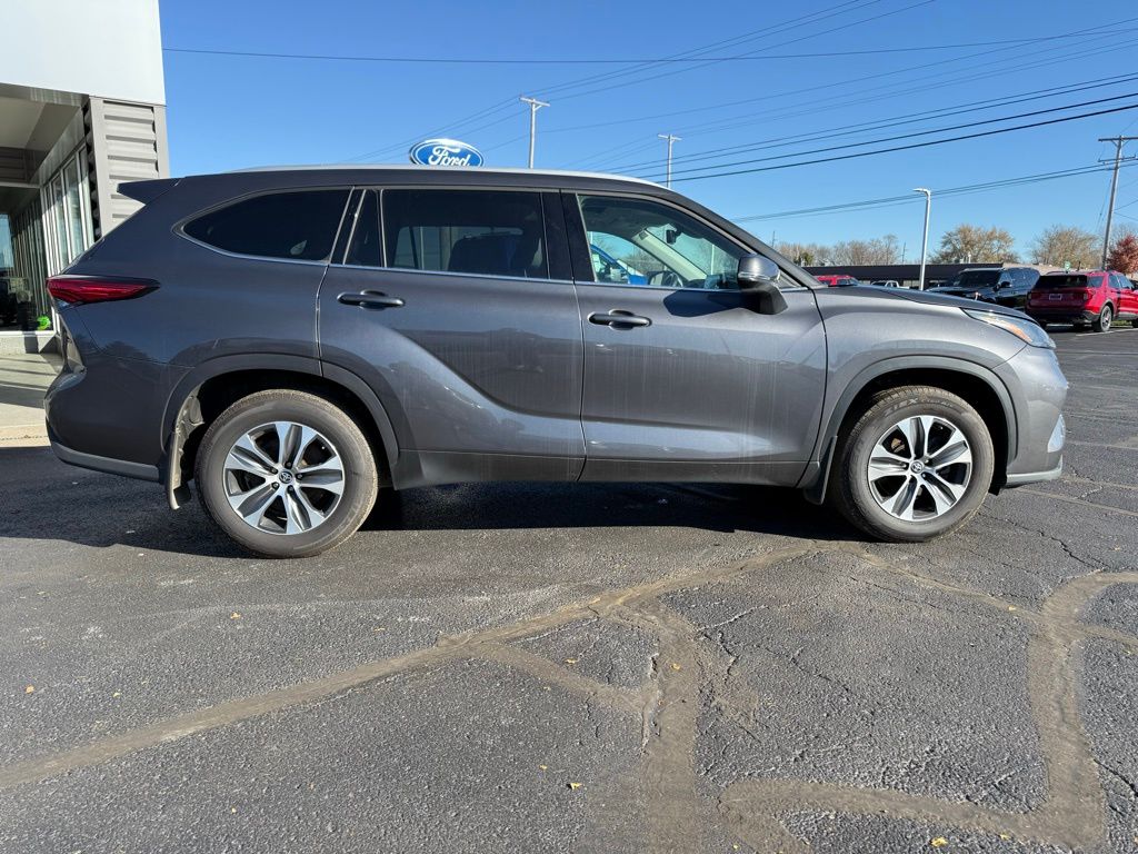 2022 Toyota Highlander XLE photo 2