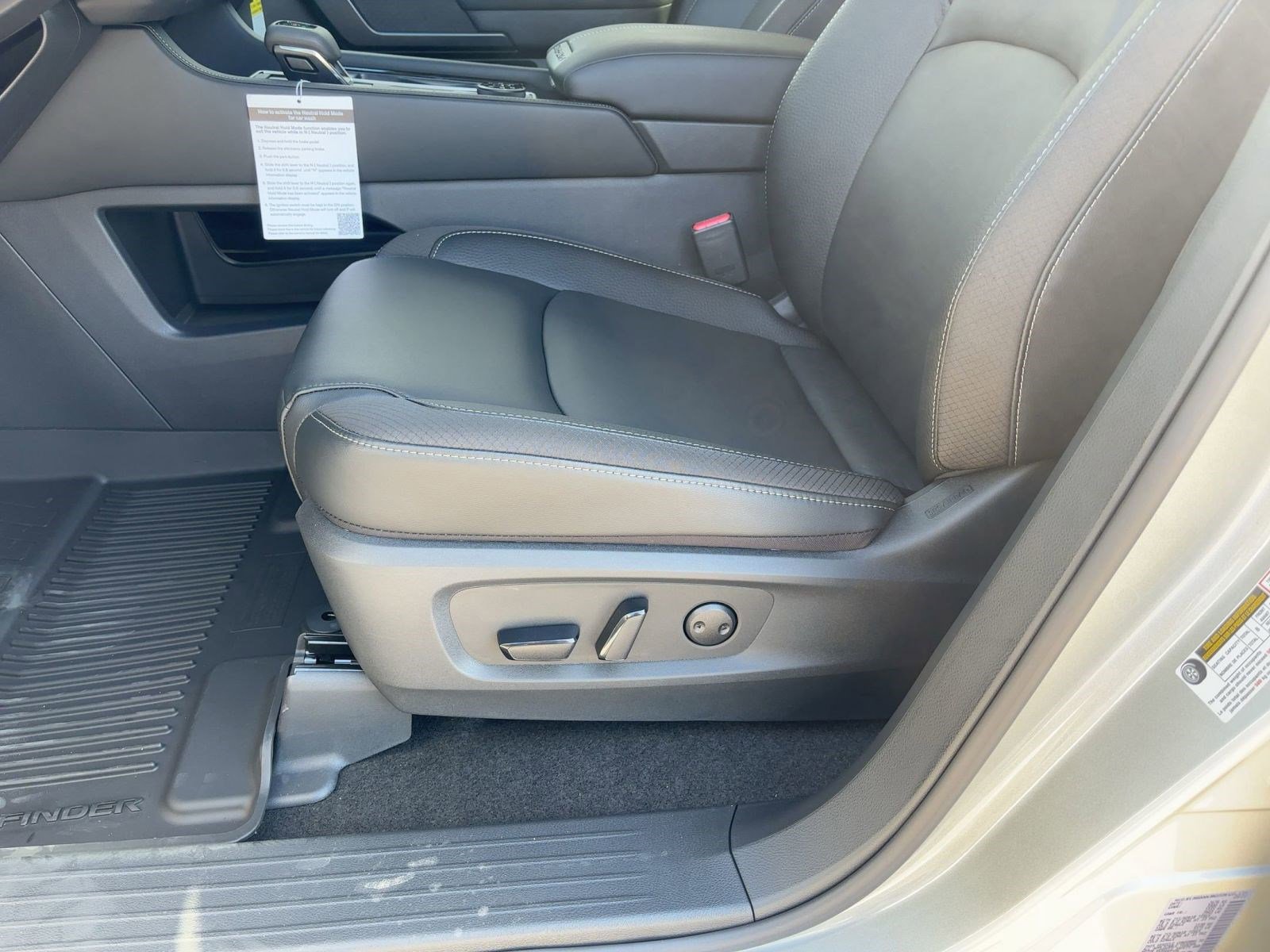 2025 Nissan Pathfinder SL photo 14