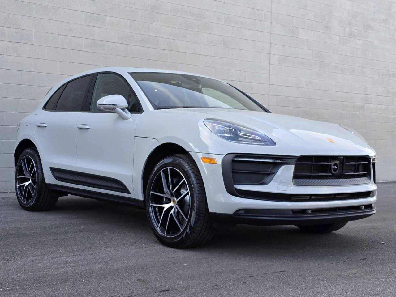 2025 Porsche Macan T photo 3