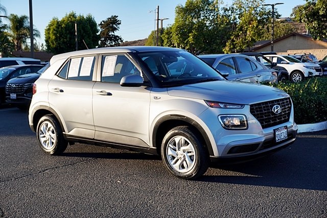 Used 2023 Silver Hyundai SE image 4