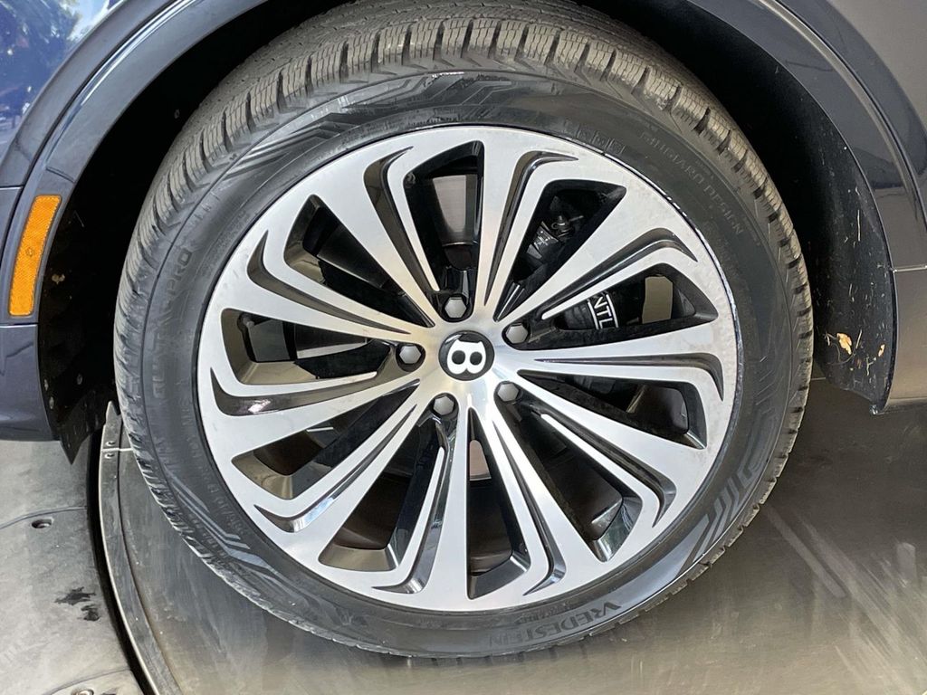 2022 Bentley Bentayga V8 photo 11
