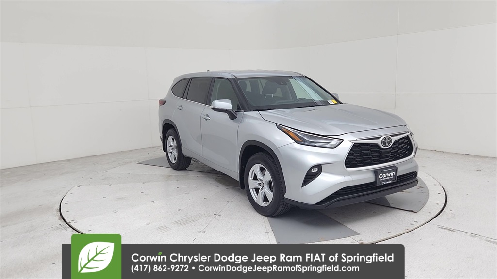 2024 Toyota Highlander LE photo 3