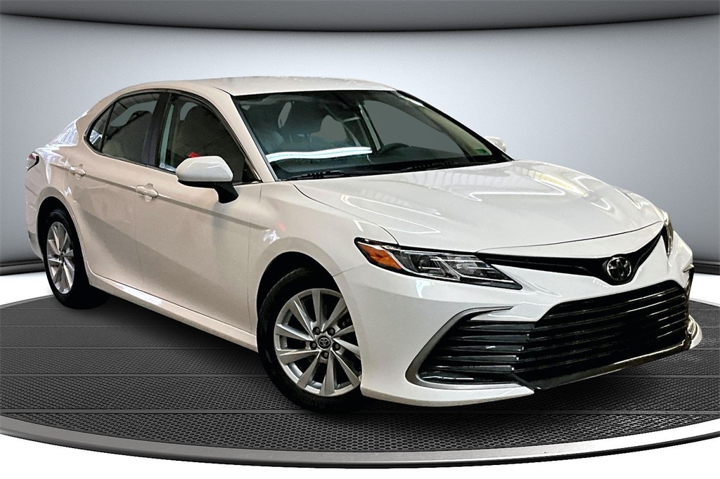 2023 Toyota Camry LE's photo