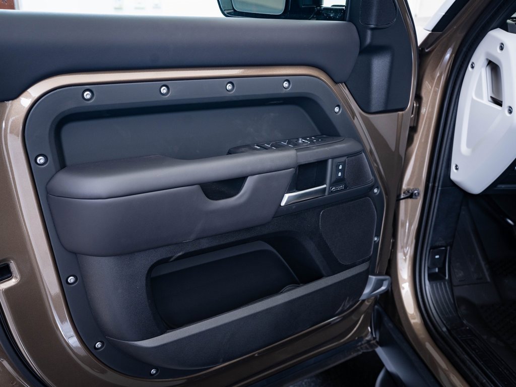2025 Land Rover Defender 110 X-Dynamic SE photo 16