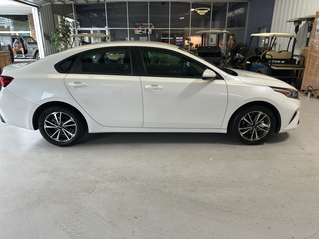 2024 Kia Forte LXS photo 4