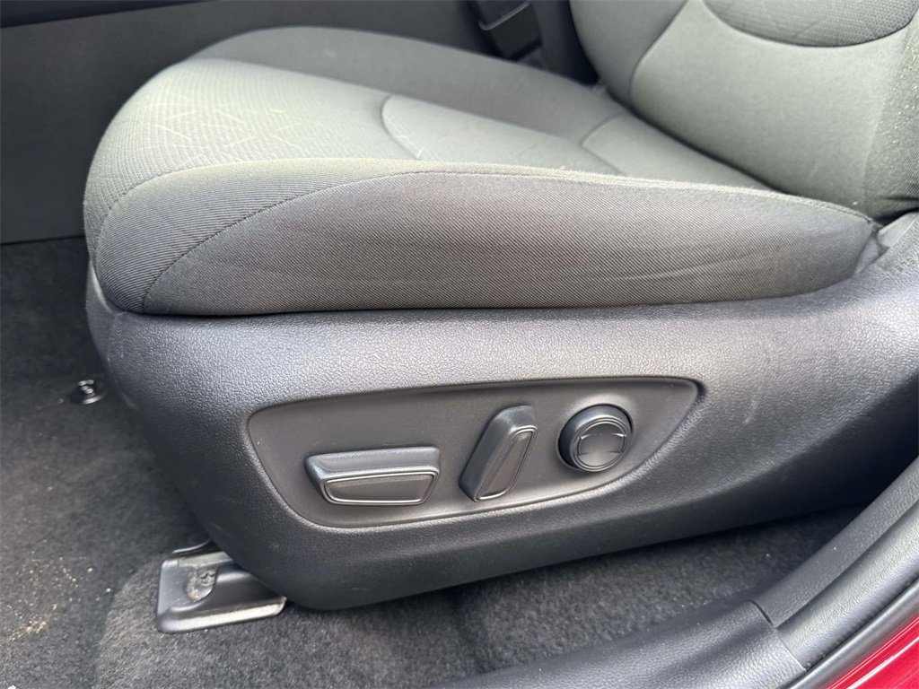 2024 Toyota RAV4 Hybrid XLE photo 4