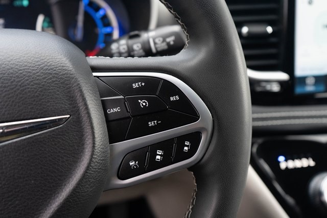 2023 Chrysler Pacifica Hybrid Touring L photo 24