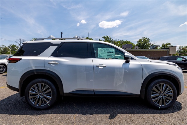 2025 Nissan Pathfinder SL photo 2
