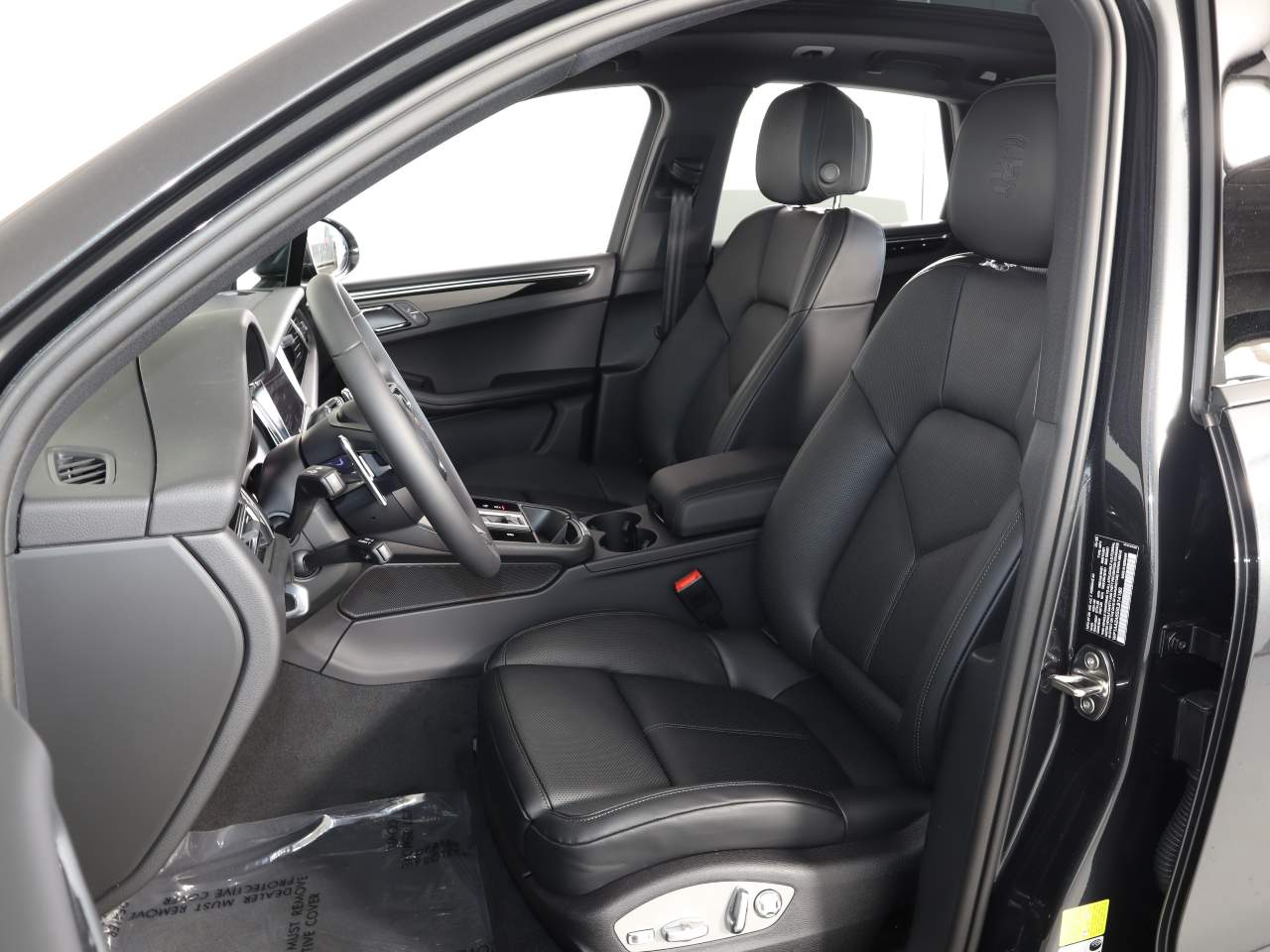 2025 Porsche Macan T photo 3