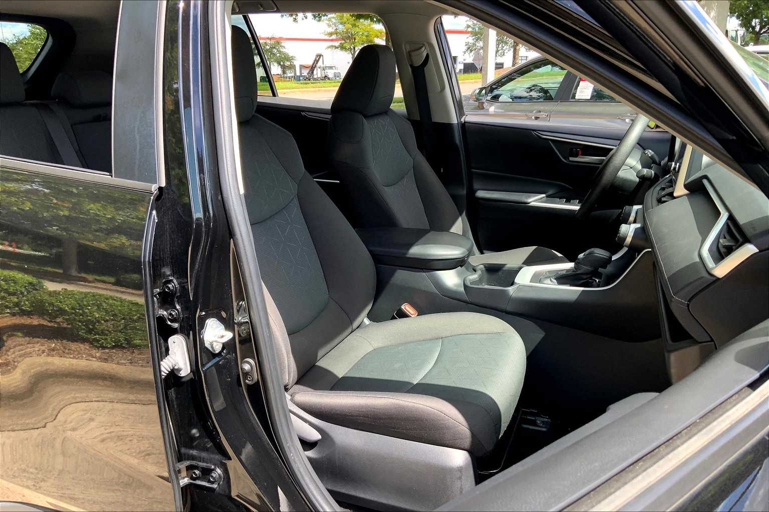 2023 Toyota RAV4 XLE photo 8