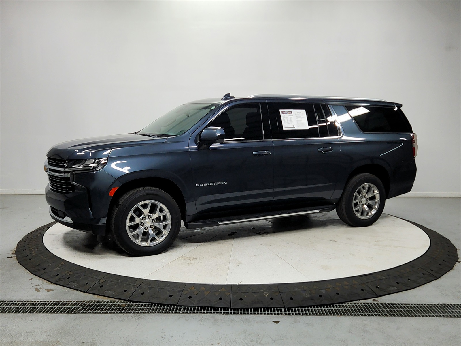 2021 Chevrolet Suburban LT photo 2