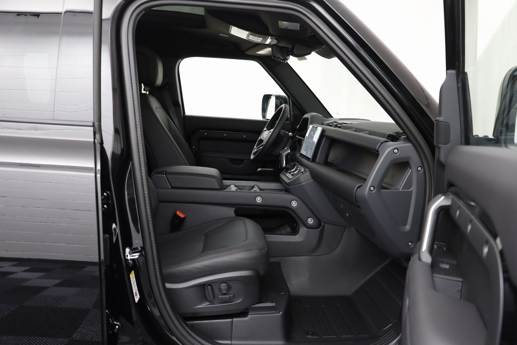 2025 Land Rover Defender 110 X-Dynamic SE photo 17