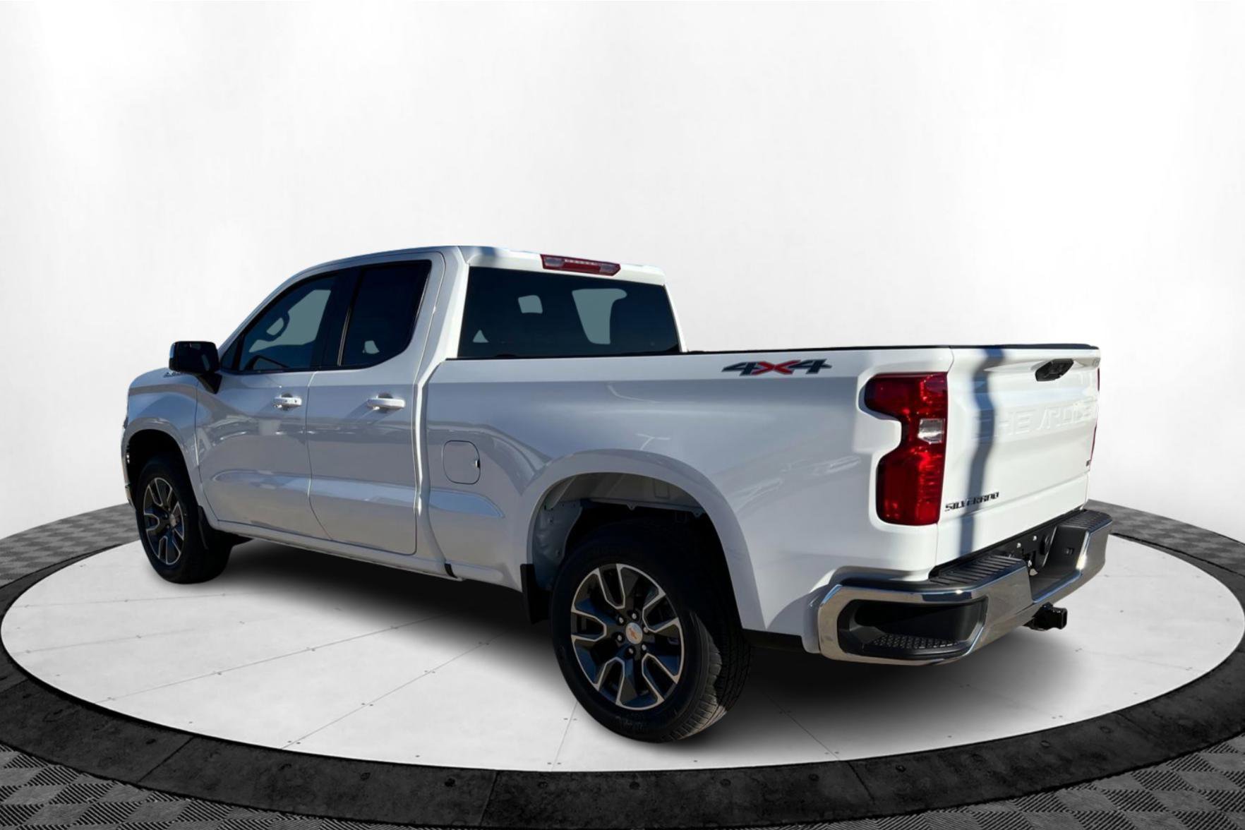 2025 Chevrolet Silverado 1500 LT photo 3