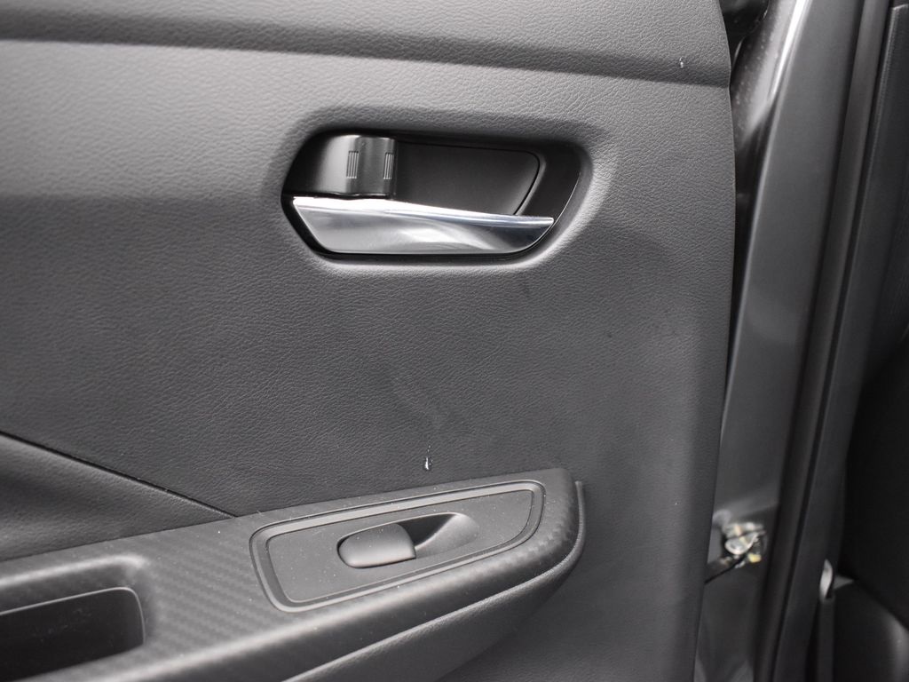 2025 Nissan Versa 1.6 SV photo 14