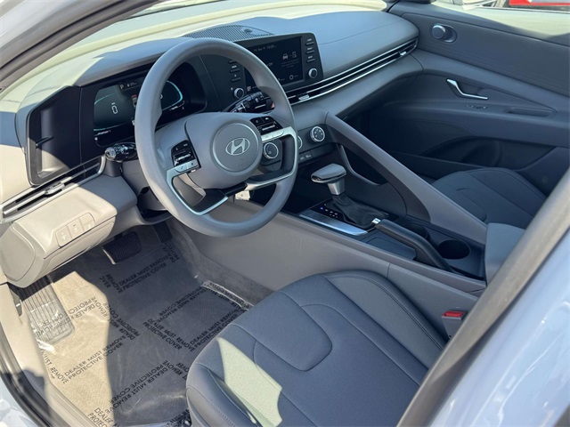 2025 Hyundai Elantra SE photo 2