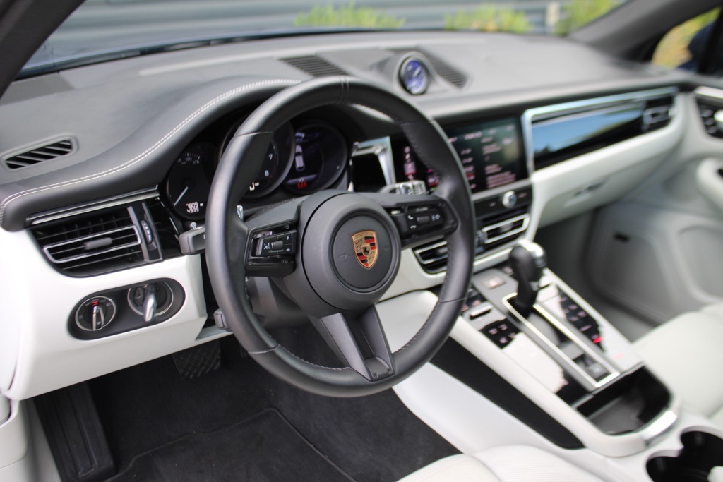 2025 Porsche Macan T photo 4