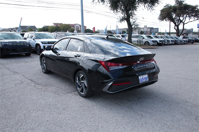 2025 Hyundai Elantra SEL Sport photo 4