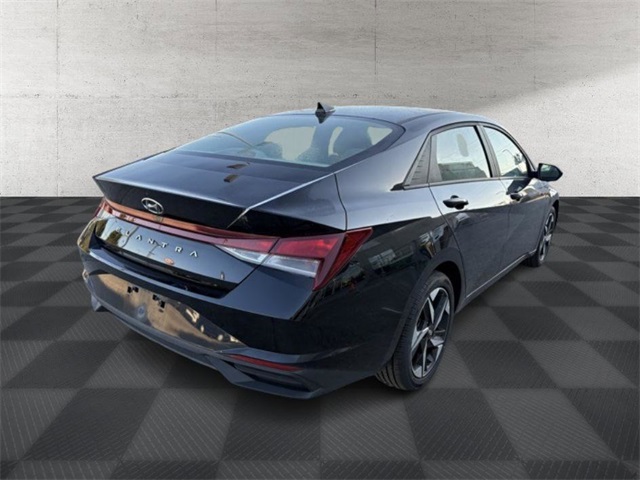 2023 Hyundai Elantra SEL photo 3