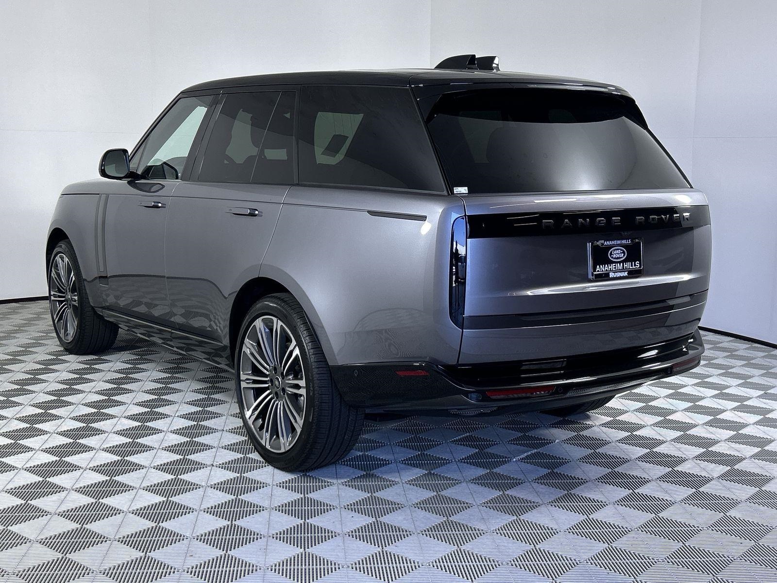2025 Land Rover Range Rover SE photo 3