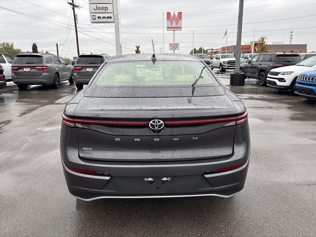 2023 Toyota Crown XLE photo 4