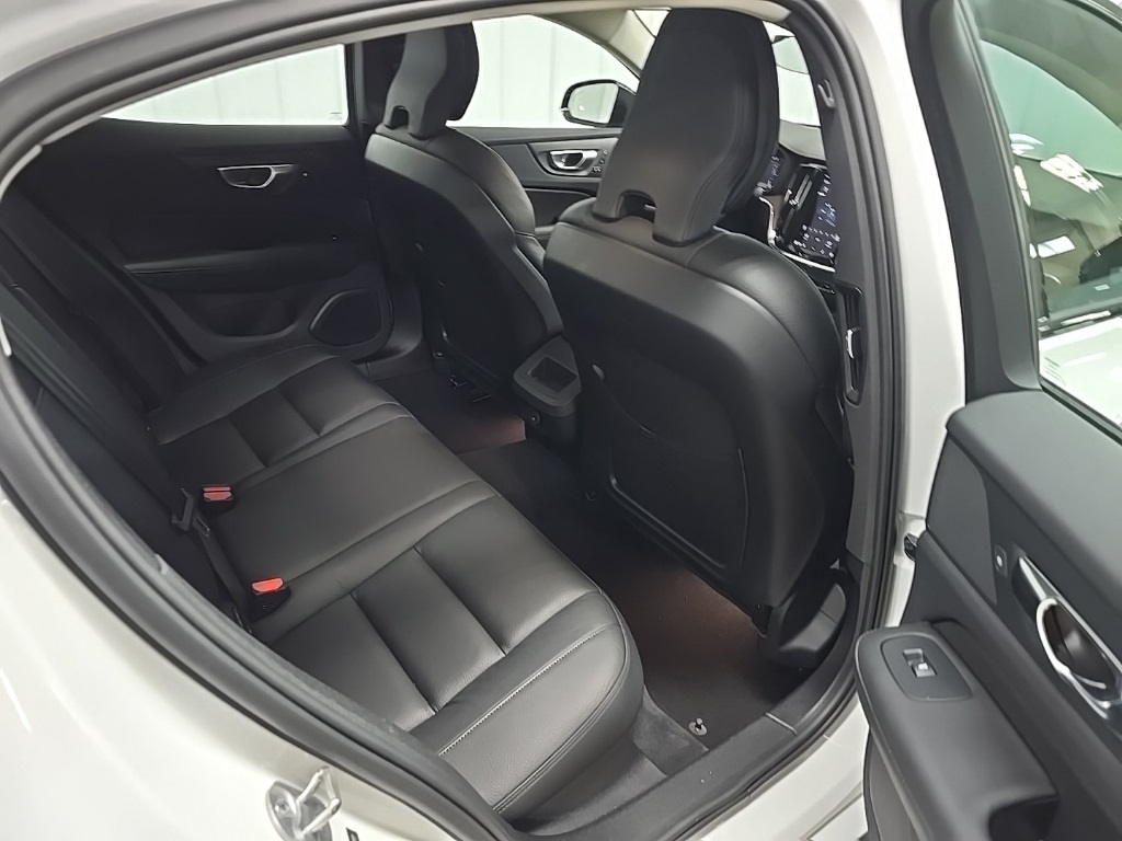 2024 Volvo S60 B5 Plus photo 17