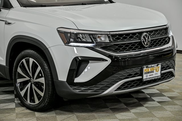 2023 Volkswagen Taos SE photo 3