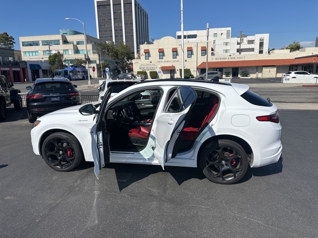 2022 Alfa Romeo Stelvio Ti Sport photo 2