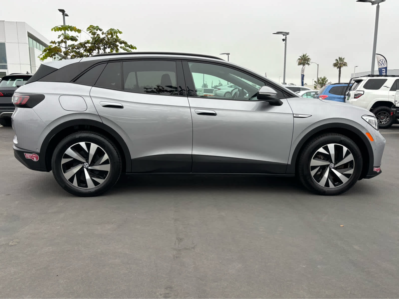2023 Volkswagen ID.4 Pro photo 2