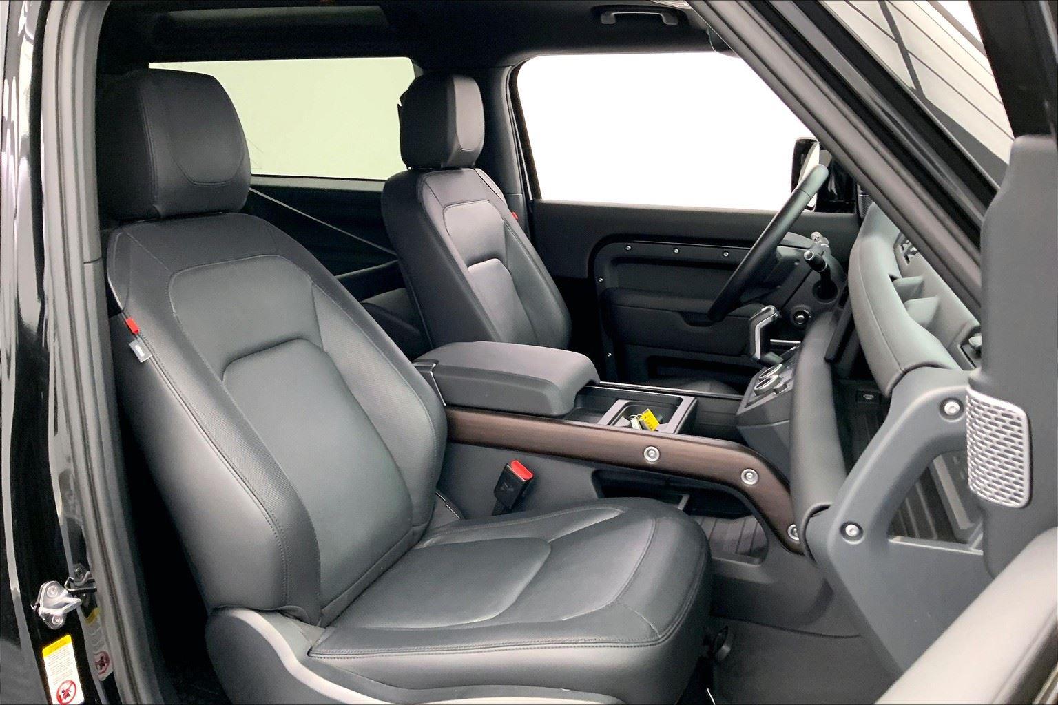 2024 Land Rover Defender X-Dynamic SE photo 3