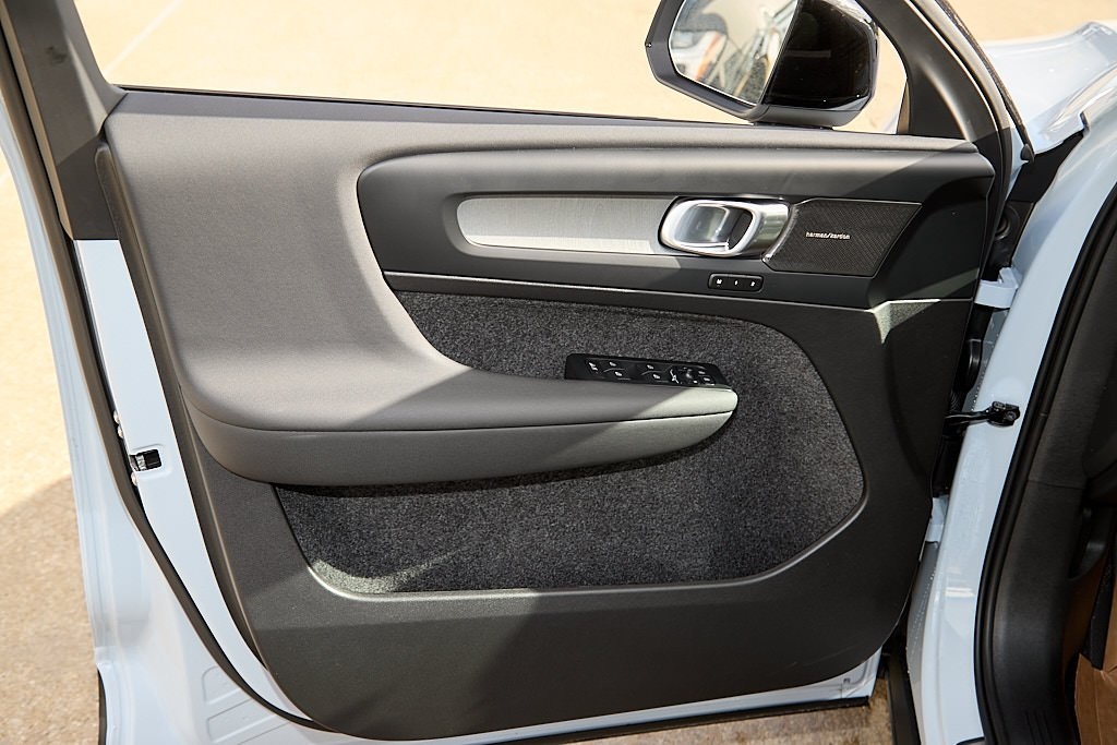 2026 VOLVO XC40 - Image 9