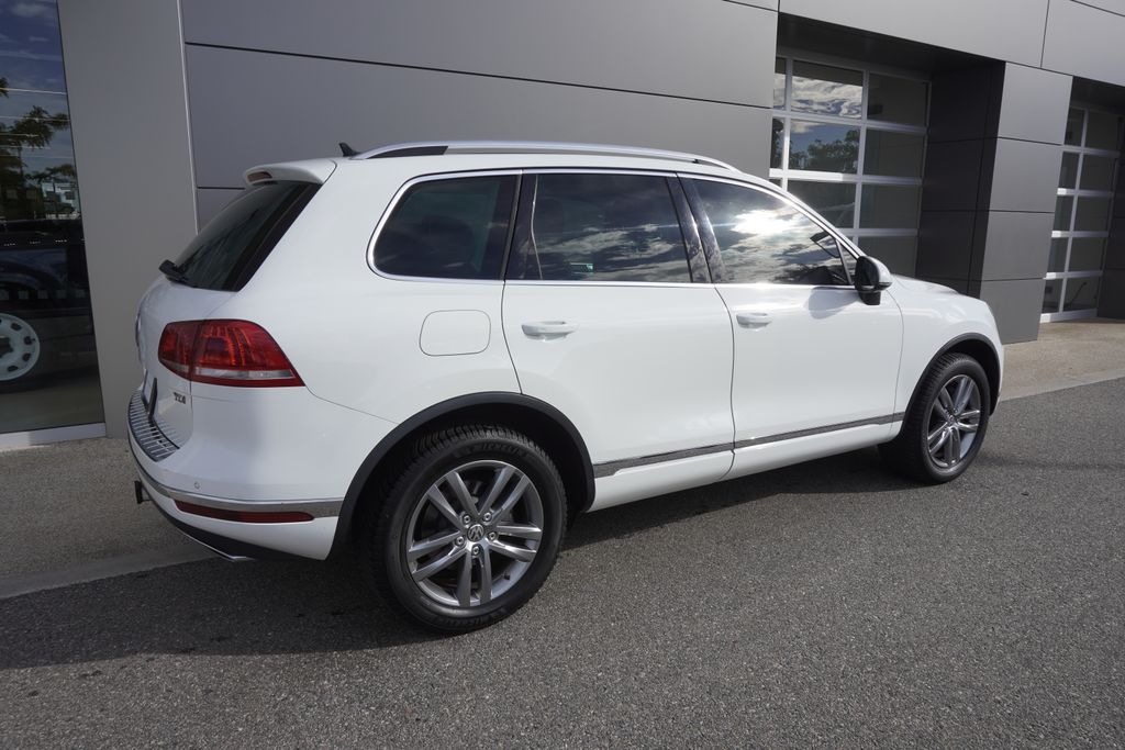 2016 Volkswagen Touareg FSI Sport Lux Executive photo 4