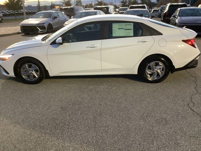 2026 Hyundai Elantra SE photo 2