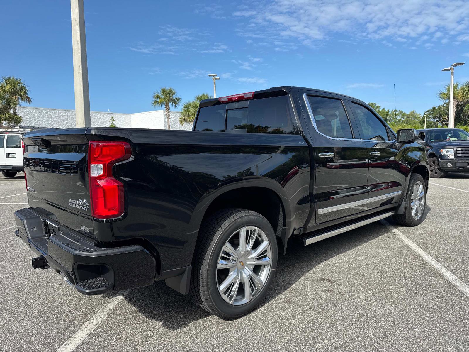 2025 Chevrolet Silverado 1500 High Country photo 2