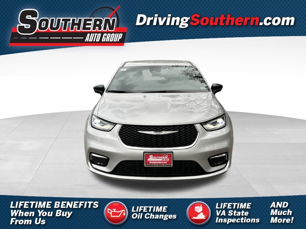 2026 Chrysler Pacifica Select's photo