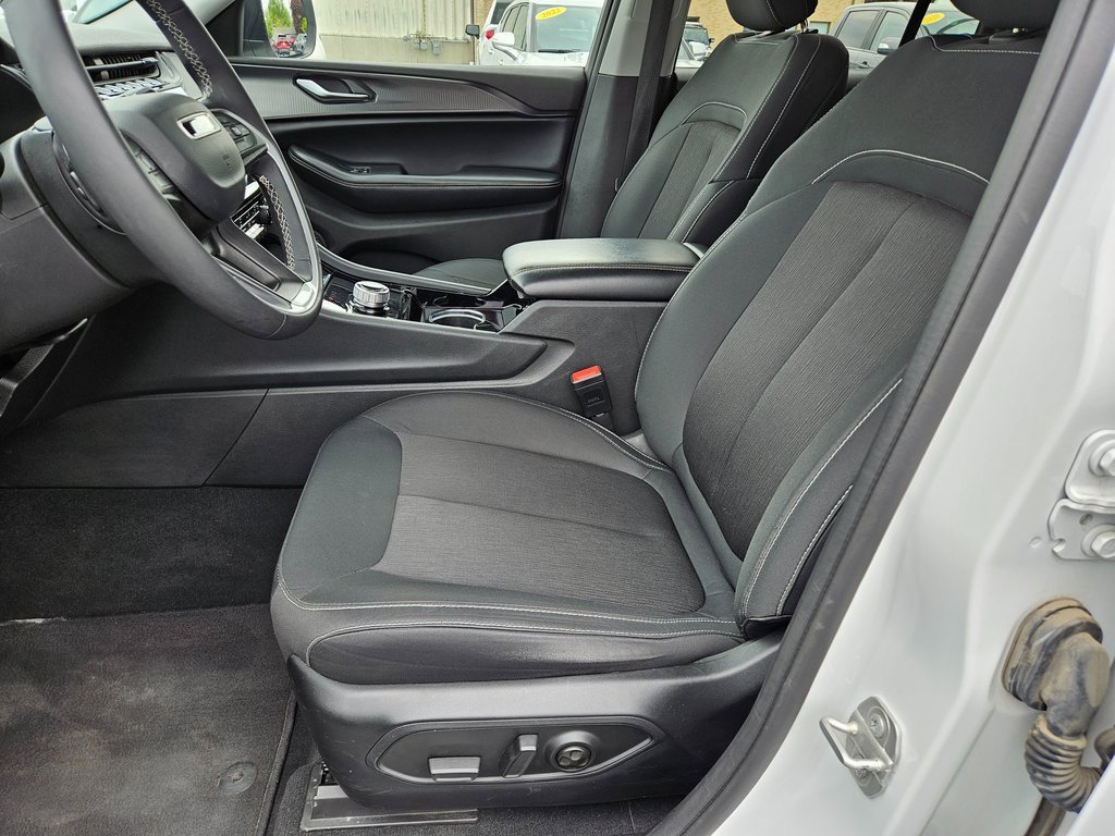 2023 Jeep Grand Cherokee Laredo photo 12