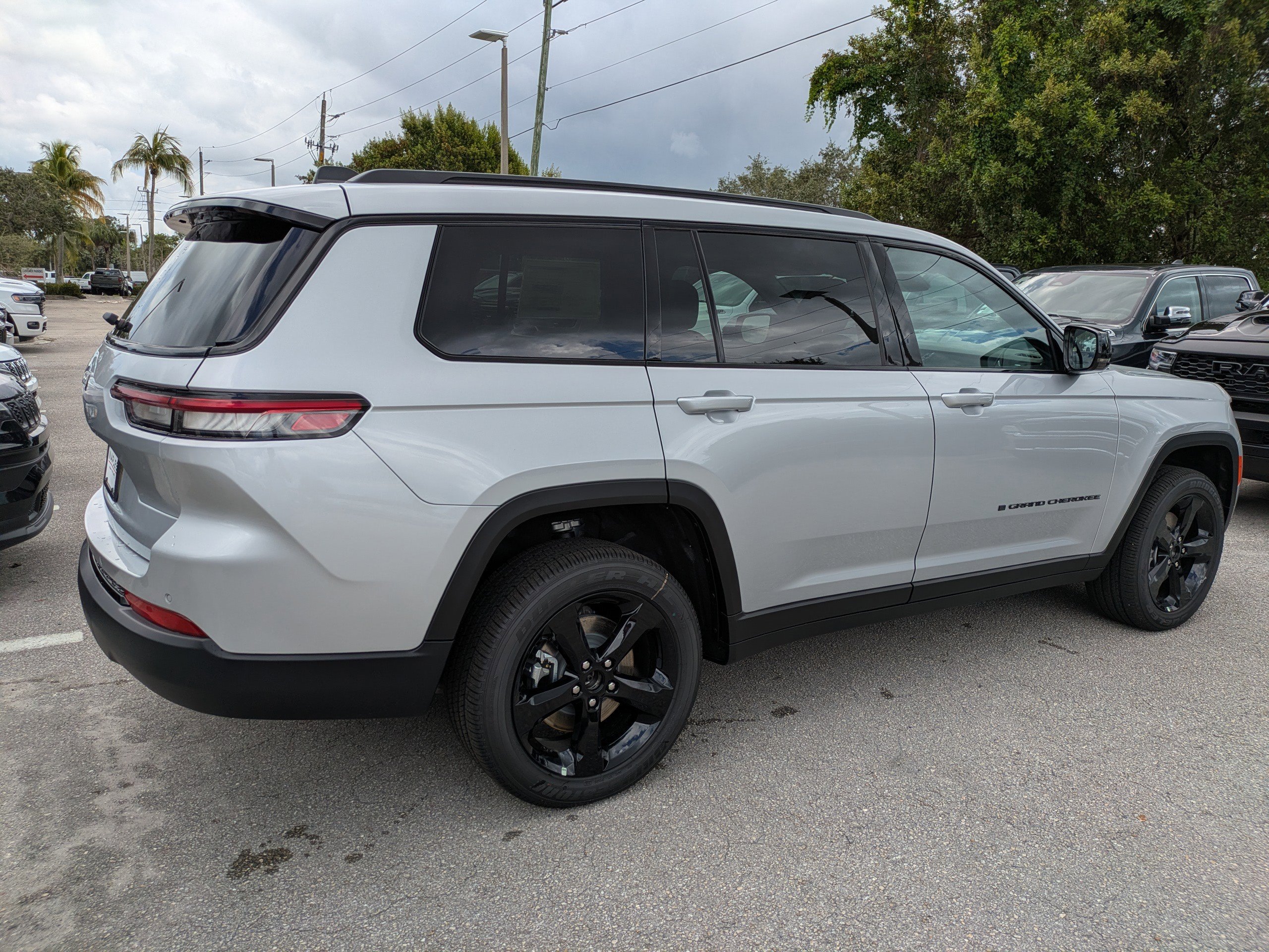 2025 Jeep Grand Cherokee Laredo Altitude photo 5