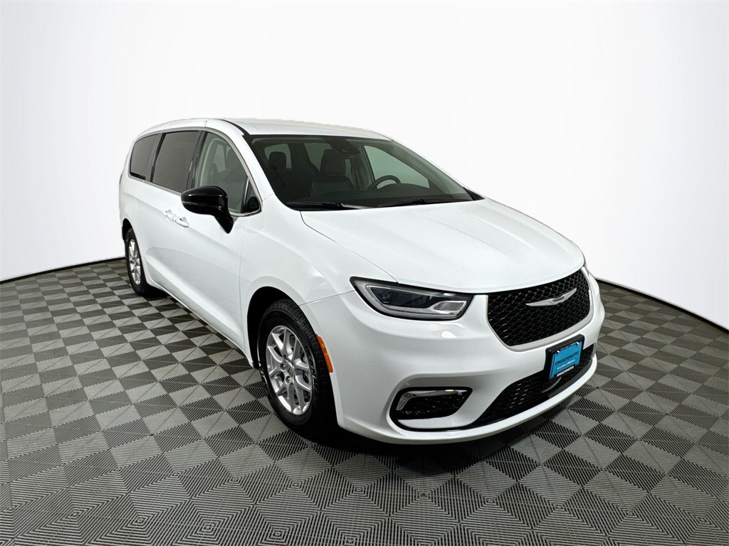 2024 Chrysler Pacifica Touring L photo 3