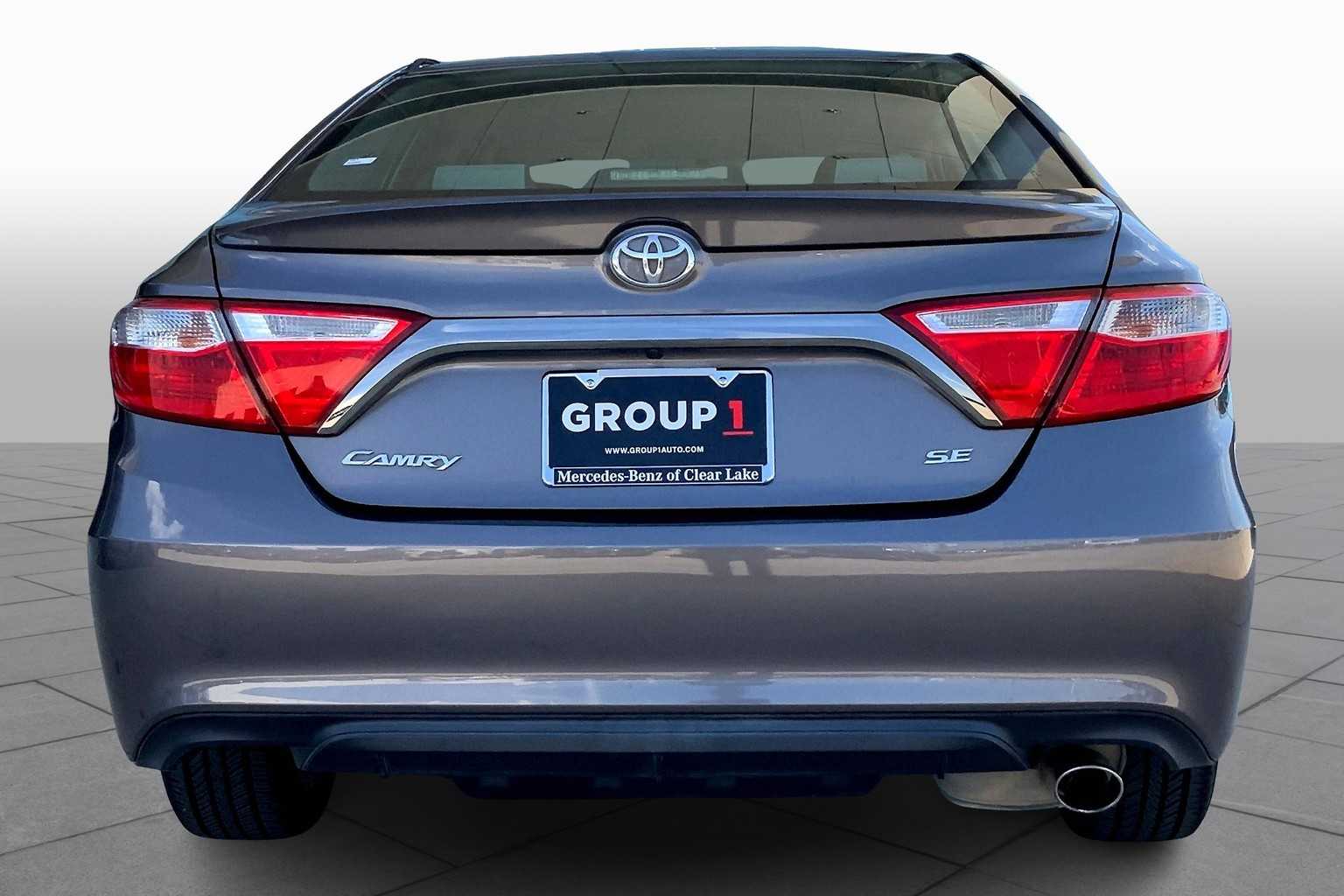 2017 Toyota Camry SE photo 4