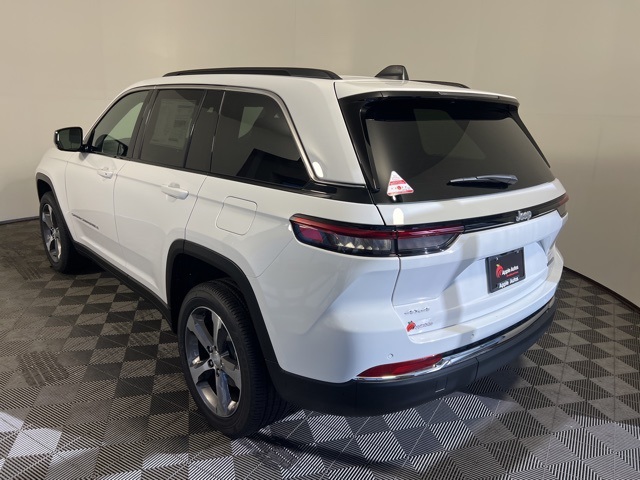 2025 Jeep Grand Cherokee Limited photo 2
