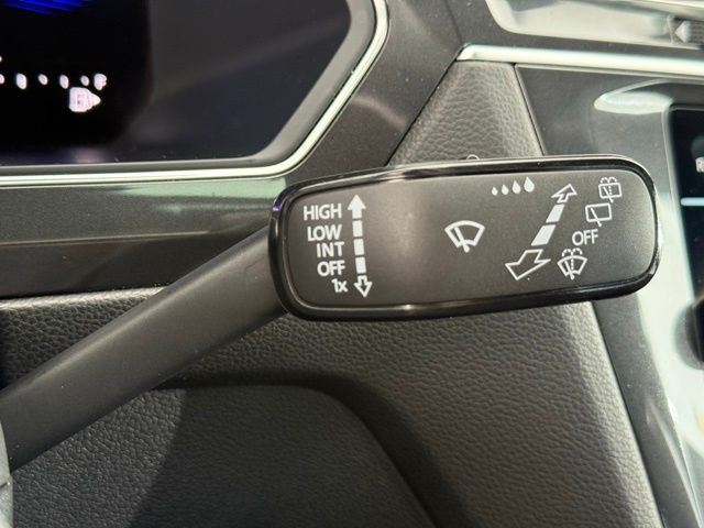 2023 Volkswagen Tiguan SE R-Line Black photo 50