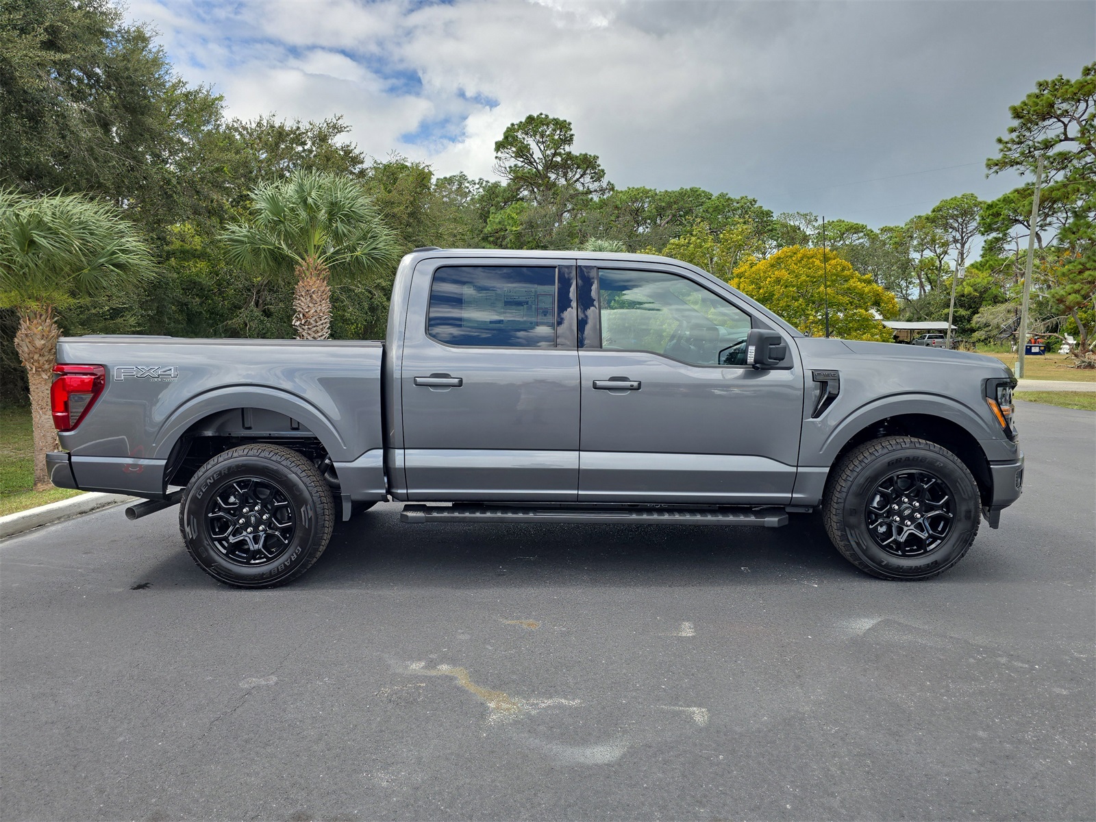 2025 Ford F-150 XLT photo 2