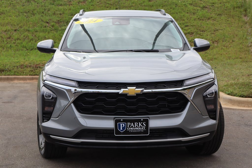 2024 Chevrolet Trax LT photo 2