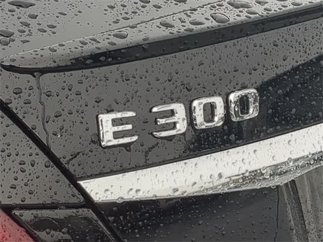 2017 Mercedes Benz E 300 4MATIC photo 4