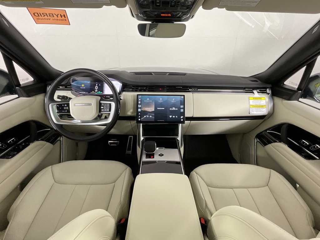 2025 Land Rover Range Rover SE photo 3