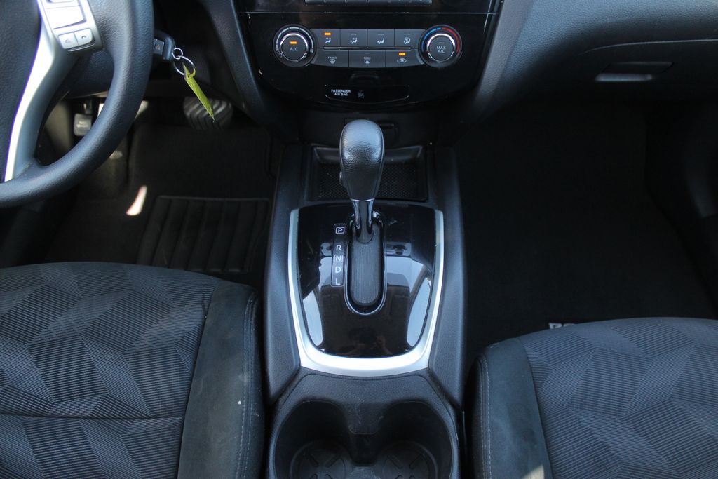 2016 Nissan Rogue S photo 17
