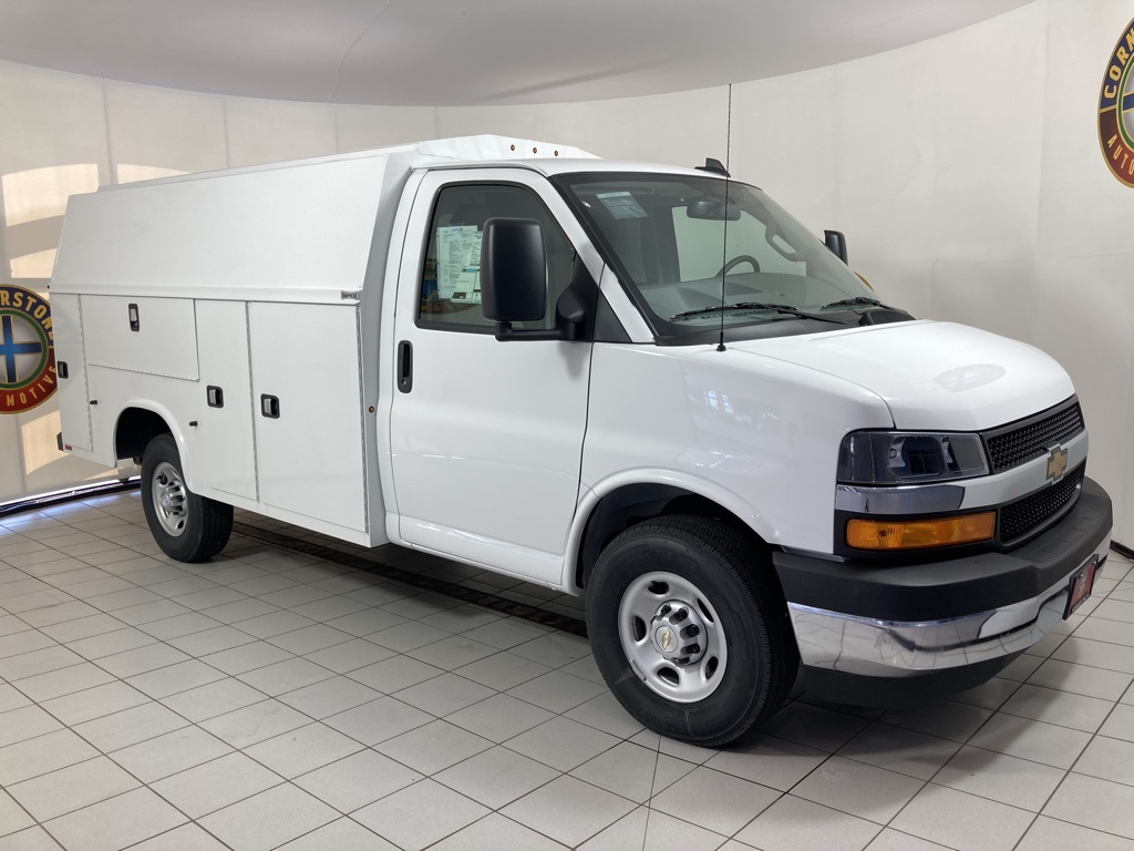 2025 Chevrolet Express Cutaway 3500 photo 2