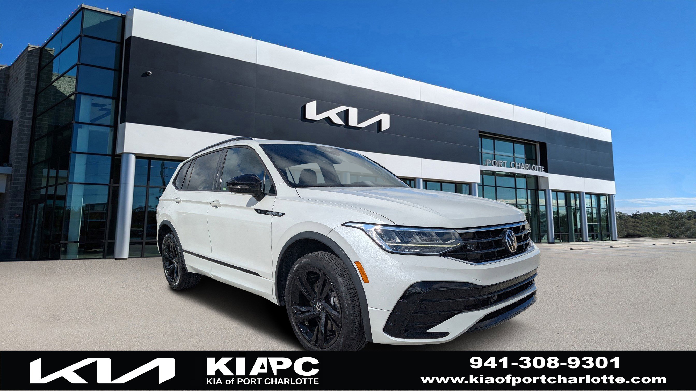 2023 Volkswagen Tiguan SE R-LINE BLACK's photo